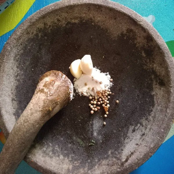 Haluskan bumbu.