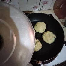 Panaskan teflon, gunakan api kecil lalu masukkan adonan perkedel. Tutup teflon.