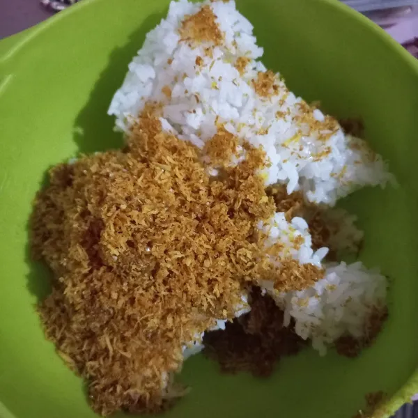 Campurkan kelapa dengan nasi liwet, aduk rata, sisihkan. Kemudian buat telur dadar untuk pelengkap. Nasi ulam siap disajikan dengan tempe dan telur.