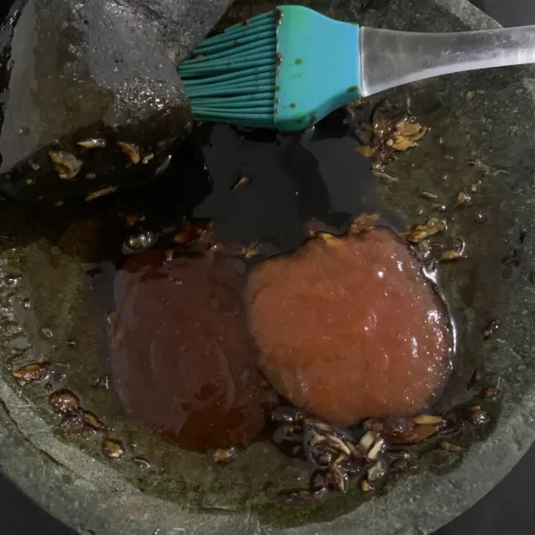Beri saus 3 rasa (saus sambal, saus lava, kecap manis ) aduk merata.