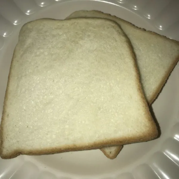 Siapkan roti tawar.