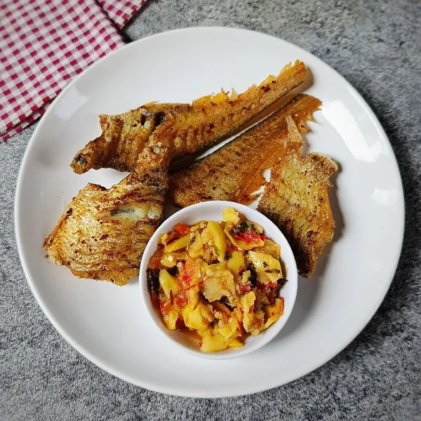 Sajikan ikan bulu ayam goreng dengan sambal mangga.