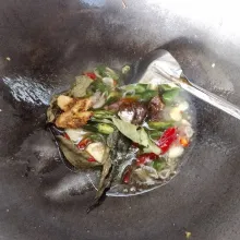 Masukan bumbu tambahan gula, garam, kecap manis dan daun salam.