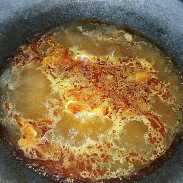 Pecahkan telur lalu masak hingga telur matang.