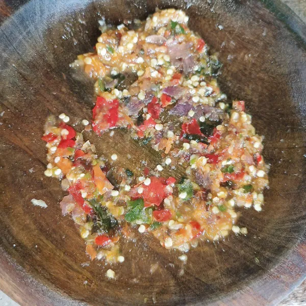 Siapkan cabai, bawang merah dan bawang putih, lalu tambahkan garam, gula pasir dan kaldu jamur. Kemudian ulek sambal sampai halus.