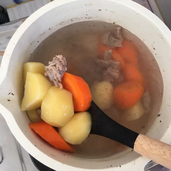 Tambahkan kentang dan wortel.