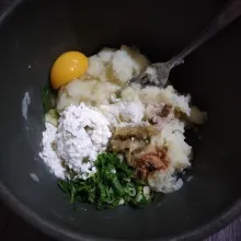 Campur dengan semua bahan lainnya, aduk hingga tercampur rata.