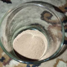 Dalam gelas, tuang susu bubuk cokelat.