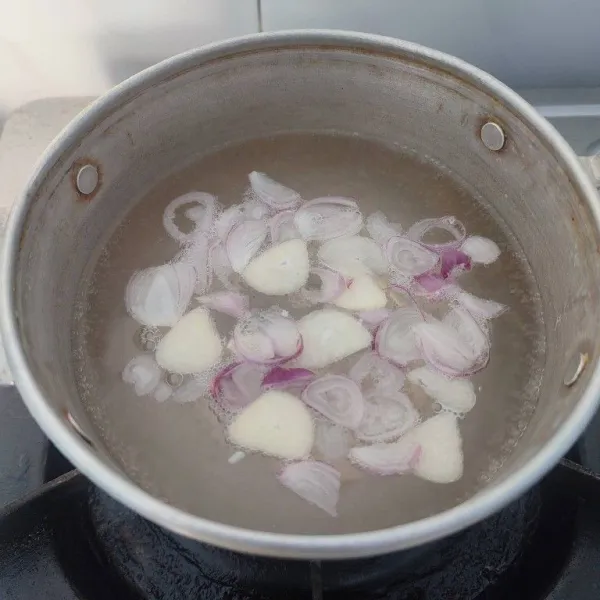 Rebus 500 ml air, irisan bawang merah dan irisan bawang putih hingga mendidih.
