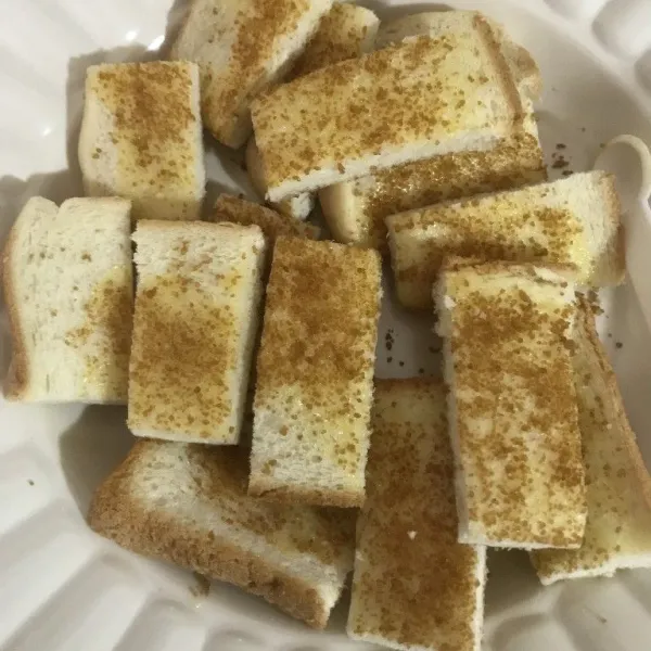 Potong roti jadi kecil-kecil.