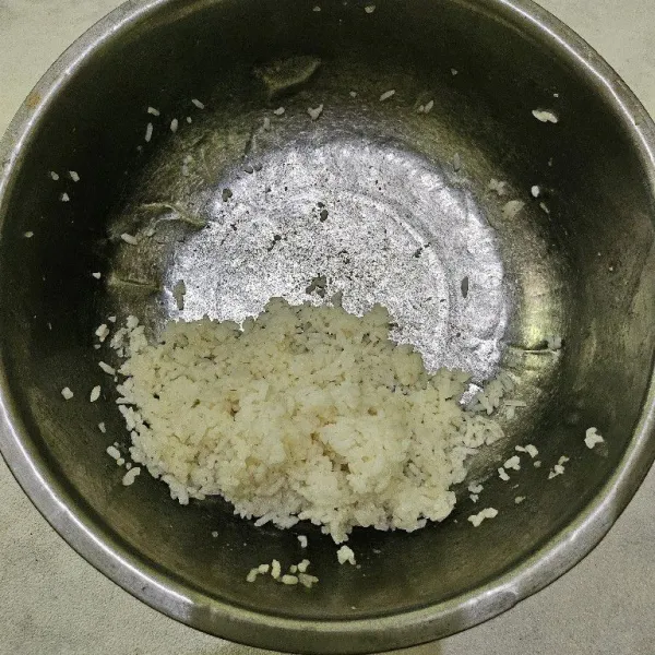 Campurkan nasi pulen dengan garam dan mirin, lalu aduk rata