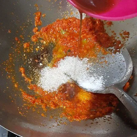 Tambahkan garam, gula dan air asam.