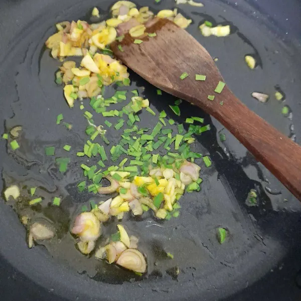 Lelehkan margarin, tumis bawang merah dan bawang putih hingga harum, tambahkan daun jeruk dan masak hingga layu.