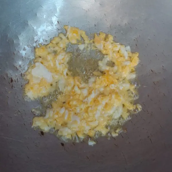 Panaskan minyak goreng kemudian orak arik telur.