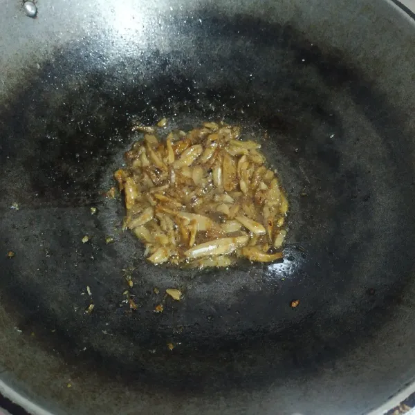 Cuci ikan teri, tiriskan, lalu goreng sampai matang.