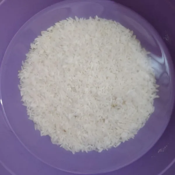 Cuci bersih beras ketan, rendam selama 1 jam, lalu tiriskan