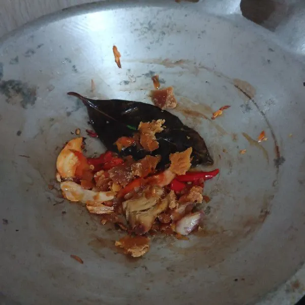 Tambahkan garam, gula merah, dan saus tiram.