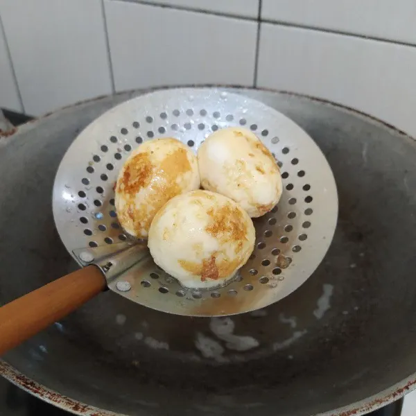 Rebus telur, lalu goreng telur hingga berkulit.