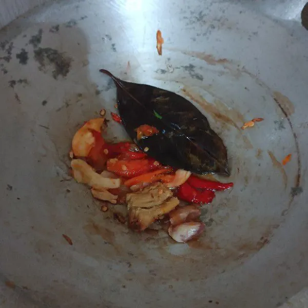Masukkan laos dan daun salam.