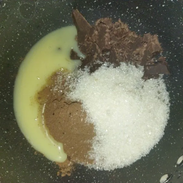 Siapkan panci, masukka  jelly coklat, krimer kental manis, gula pasir dan coklat blok.