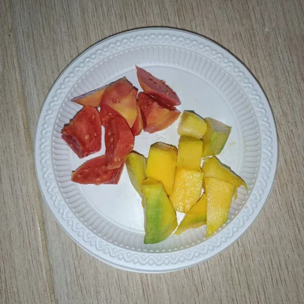 Potong buah-buahan menjadi ukuran yang lebih kecil.