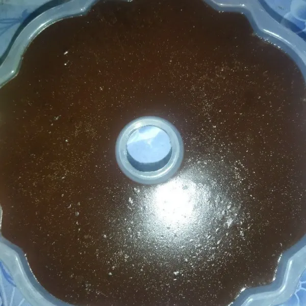 Lalu tuang puding coklat diatas agar-agar marie, diamkan hingga puding set.