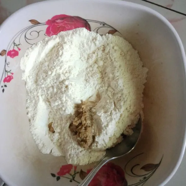 Masukan bumbu kedalam tepung.