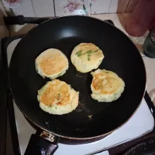 Balik perkedel jika satu sisi sudah kecoklatan. Masak sisi lainnya sampai matang, jangan lupa tutup teflon. Angkat dan siap disajikan.
