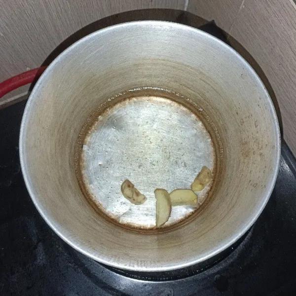 Rebus jahe dengan air.