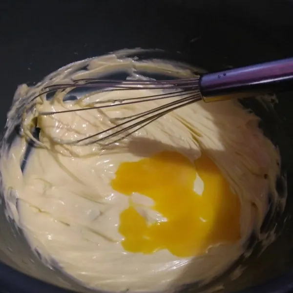 Masukkan kuning telur, kocok lagi sebentar