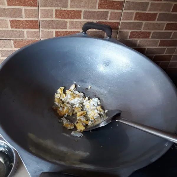 Goreng telur dan orak-arik.