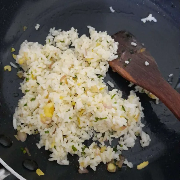 Tambahkan garam, minyak ayam, dan minyak wijen, aduk hingga rata dan sajikan bersama telur dadar.