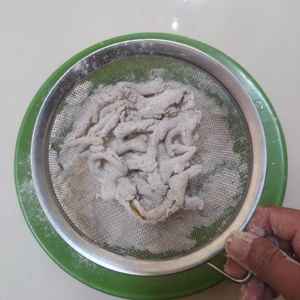 Pindahkan ke dalam adonan tepung kering, baluri tepung sampai rata lalu ayak.