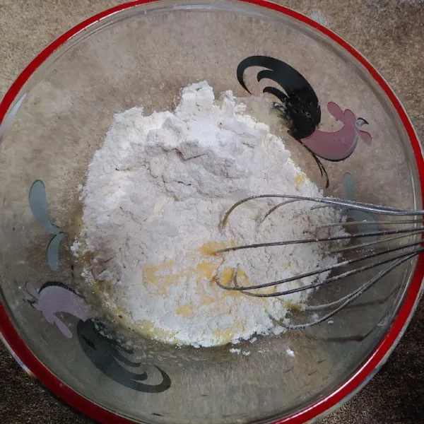 Masukkan tepung terigu, garam, vanila bubuk, dan baking powder, lalu aduk rata