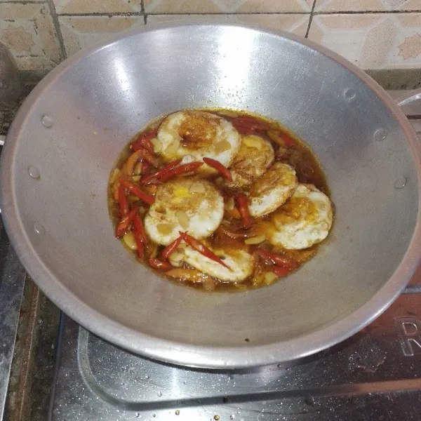 Masukkan telur ceplok yang sudah digoreng tadi. Aduk hingga tercampur rata.
