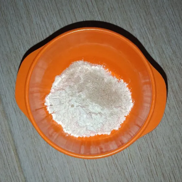 Masukkan tepung beras, terigu, gula pasir, garam dan vanili.