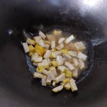 Goreng tahu hingga kering.