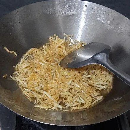 Goreng kentang hingga 3/4 matang, kecilkan api lanjut goreng hingga keemasan lalu angkat.