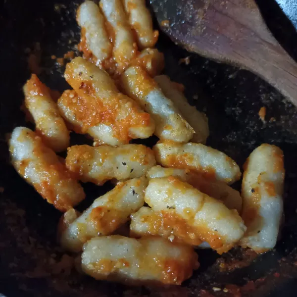 Setelah matang masukkan toppoki, masak hingga matang lalu toppoki siap disajikan.