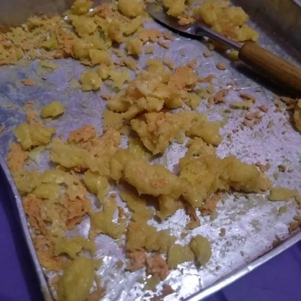 Parut keju cheddar agak kasar, lalu panggang dalam oven selama 15 menit suhu 180 derajat celcius. Tujuannya agar keju kering, sehingga hasil lebih kriuk, proses pemanggangan juga relatif singkat. Jika pakai keju yang lembek jangan khawatir jika bergumpal, setelah dingin bisa dihaluskan sedikit