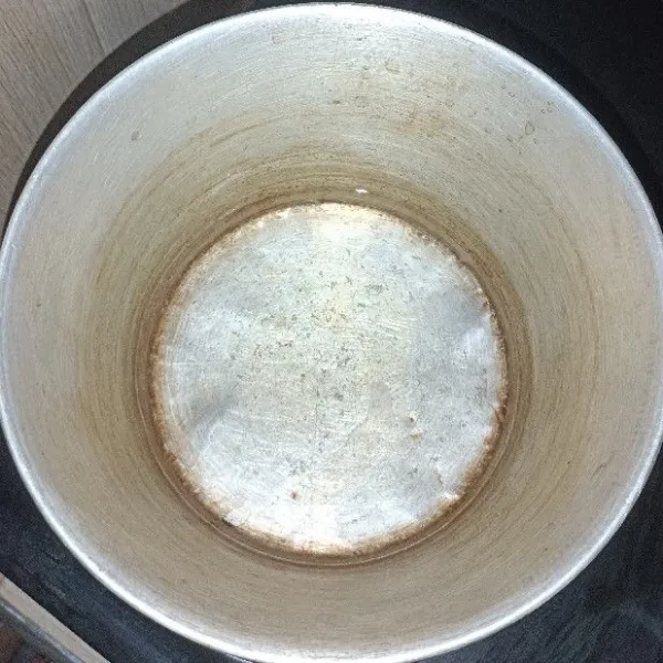 Masukkan air ke dalam panci.