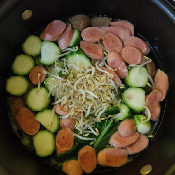 Masukkan taoge, aduk rata. Masak hingga mendidih kembali, matikan api.