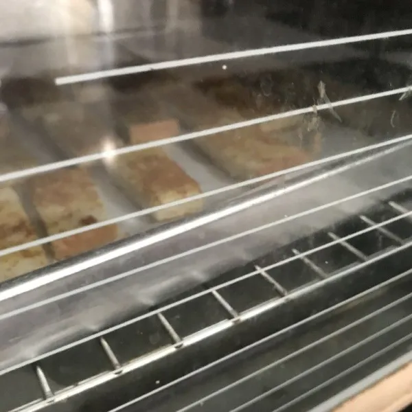 Oven sampai kering (suhu 170°c selama 10 menit) tunggu dingin kemudian masukkan ke dalam toples.