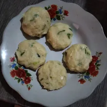 Ambil 1 sendok adonan lalu pipihkan, lakukan hingga adonan habis.
