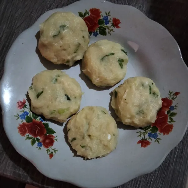 Ambil 1 sendok adonan lalu pipihkan, lakukan hingga adonan habis.