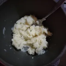 Rebus kentang hingga empuk lalu haluskan dengan garpu. Bisa juga dikukus ya.