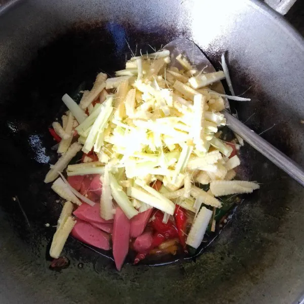 Masukkan sosis dan baby corn. Aduk-aduk hingga tercampur rata. Koreksi rasa dan siap disajikan