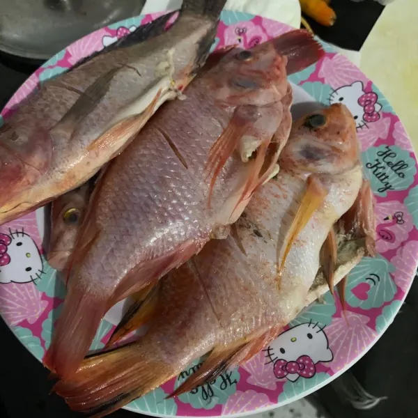 Cuci bersih ikan nila dan kerat bagian sisi nya.