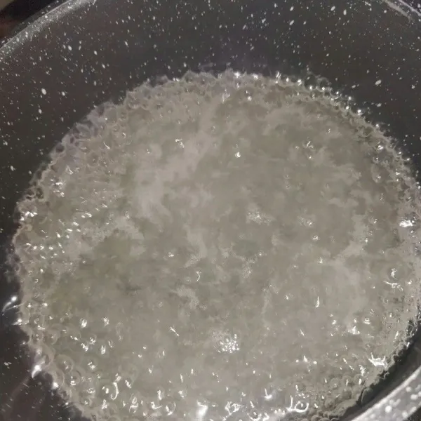 Masak agar-agar putih, gula pasir dan air hingga mendidih, angkat, aduk-aduk hingga uap panasnya hilang.