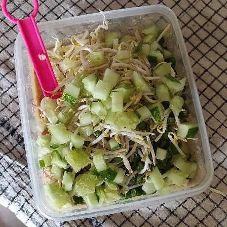 Rasa sudah pas sesuai selera, masukan irisan sayur-sayuran aduk rata dan sajikan.